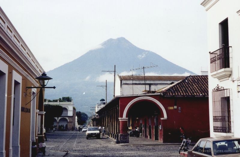 Antigua volcano street